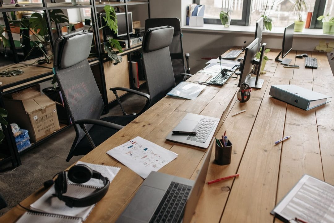 Ferie estive e diritto alla disconnessione: come staccare davvero senza pagarla a settembre