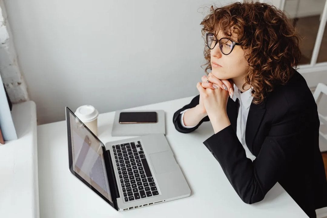 Sindrome dell'impostore sul lavoro: riconoscerla e superarla
